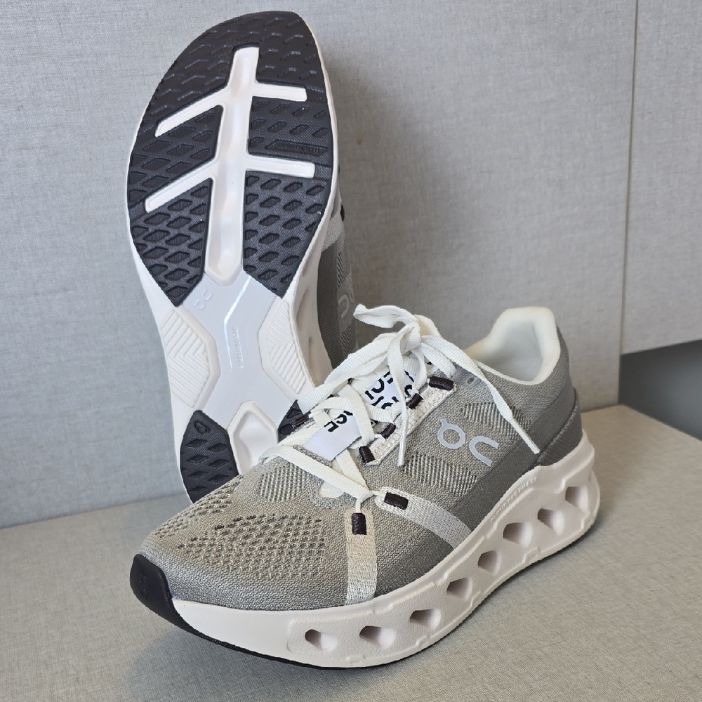 Oncloudeclipse Running, Alloy and White Sneakers. BRAND NEW (w 7.5).